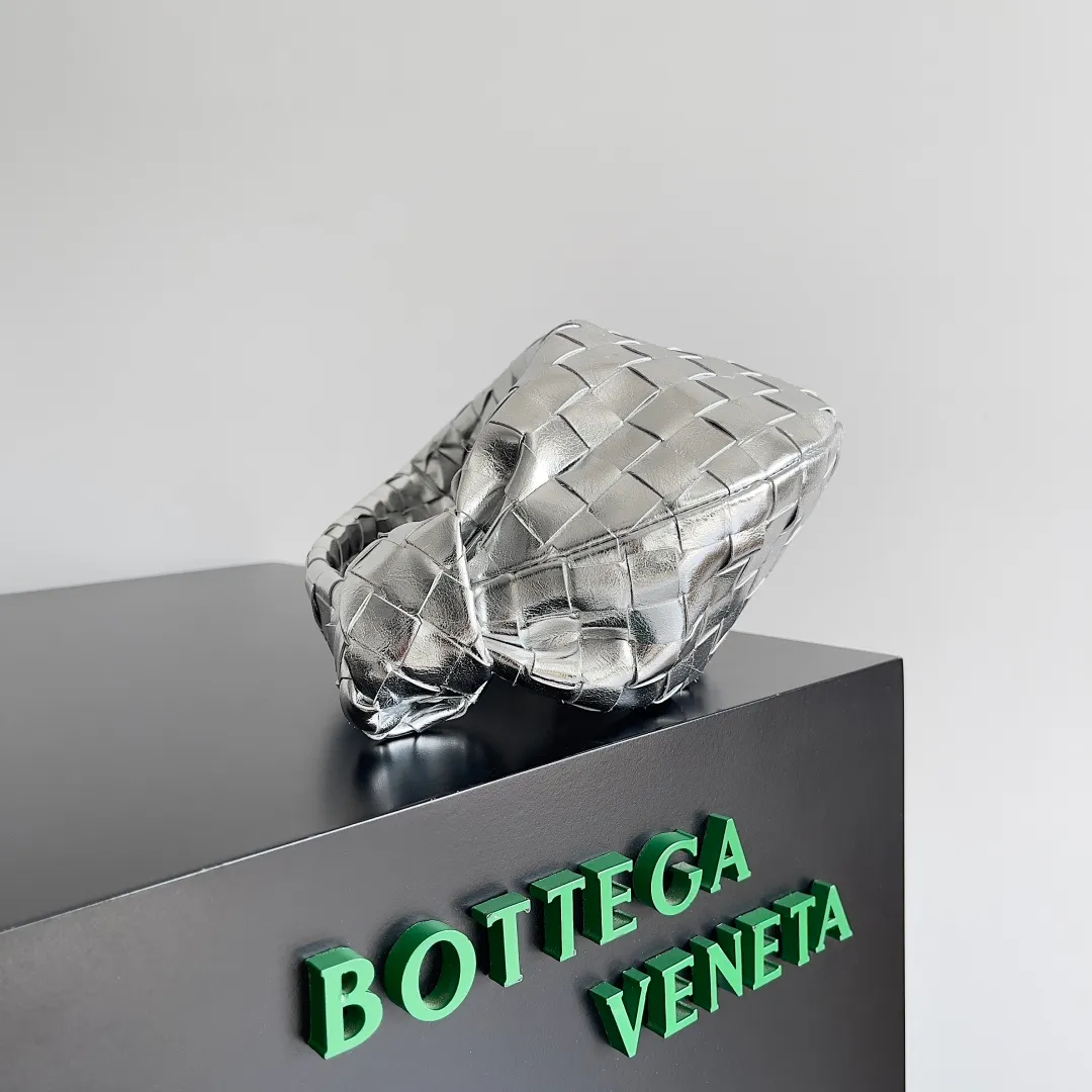 Batch 1160 Bottega veneta͙.——The latest woven knotted hobo🔥 The top-grade lambskin leather is very soft, the bag shape is unique, practical and durable. It retains the traditional woven elements while being a little more flamboyant ~ Made of hand-woven sheepskin, zipper opening and closing, curved seamless structure, effortless to match. Highly recommended⚠️⚠️⚠️ The highest-end in the market🌈 Welcome to compare [all shipped from the factory with a full set of packaging] size: 26x13x8.5cm.    Model: 651876